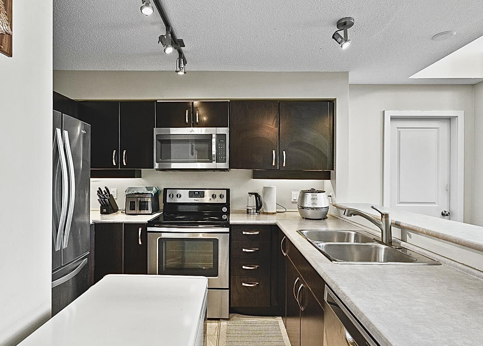 452 10838 City Parkway Property Photo 3