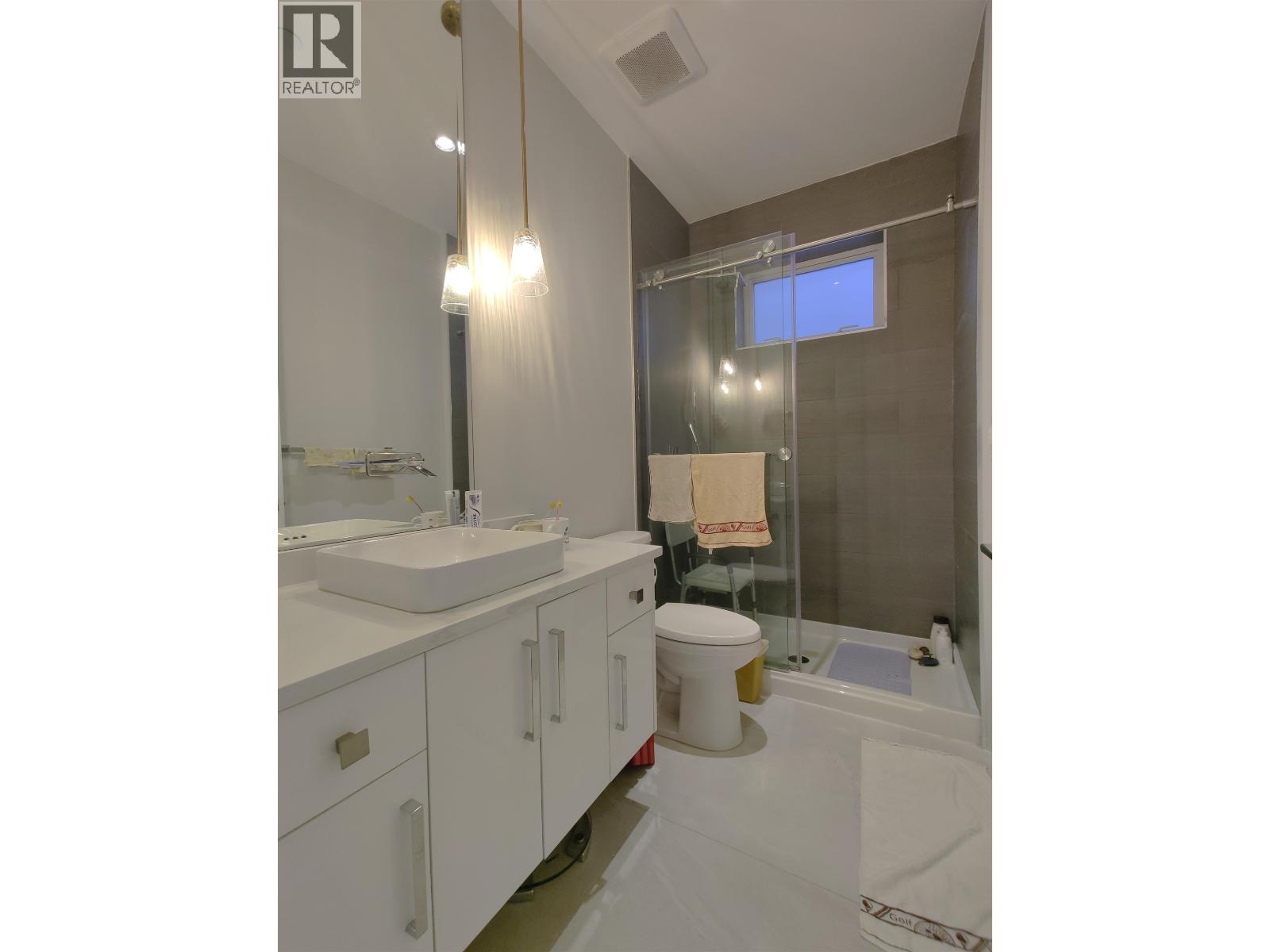 2177 E 40th Avenue Property Photo 10