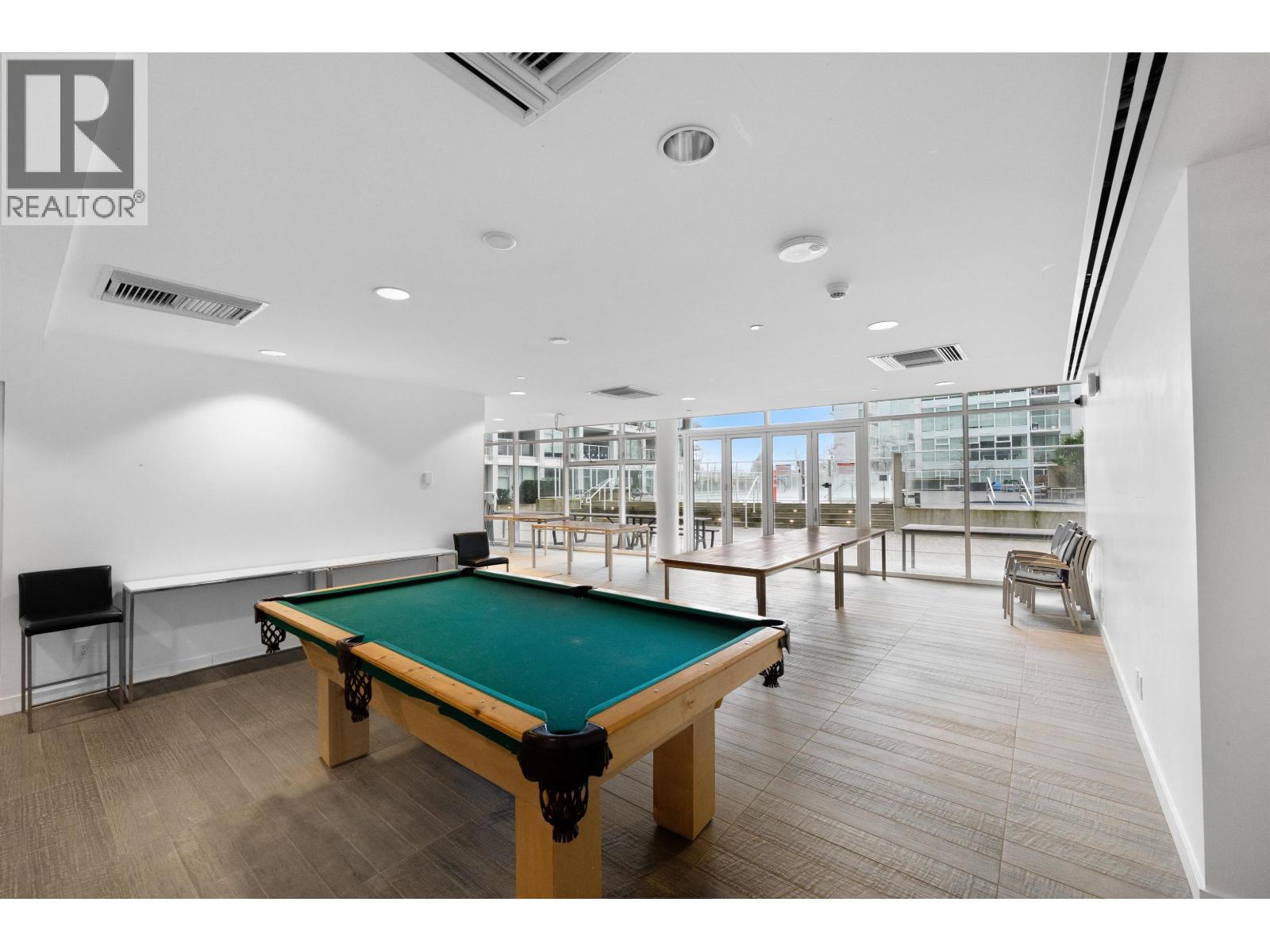 1210 2220 Kingsway Property Photo 5