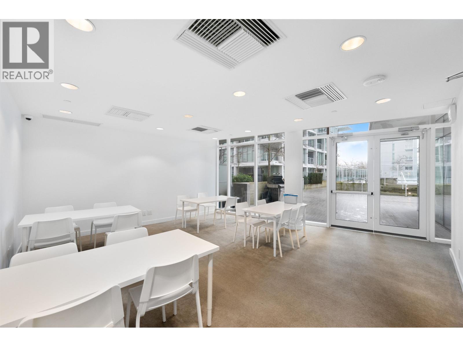 1210 2220 Kingsway Property Photo 6