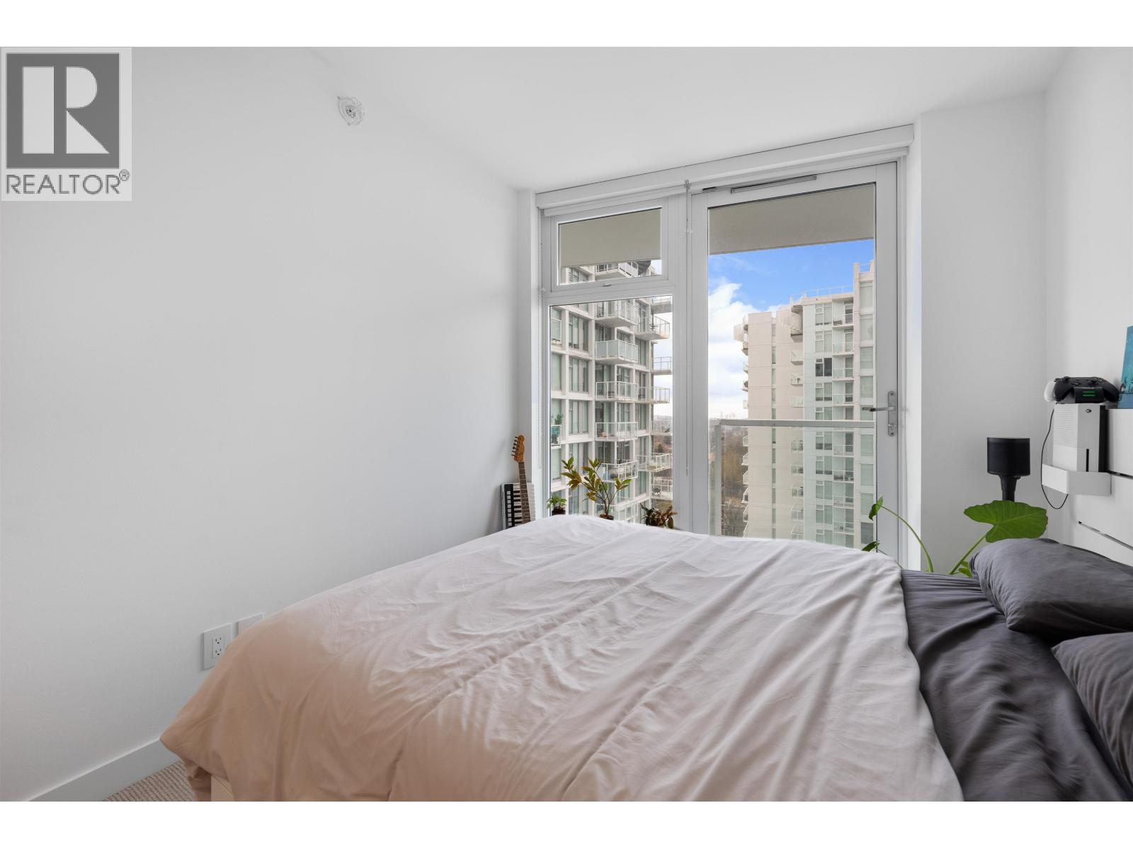1210 2220 Kingsway Property Photo 11