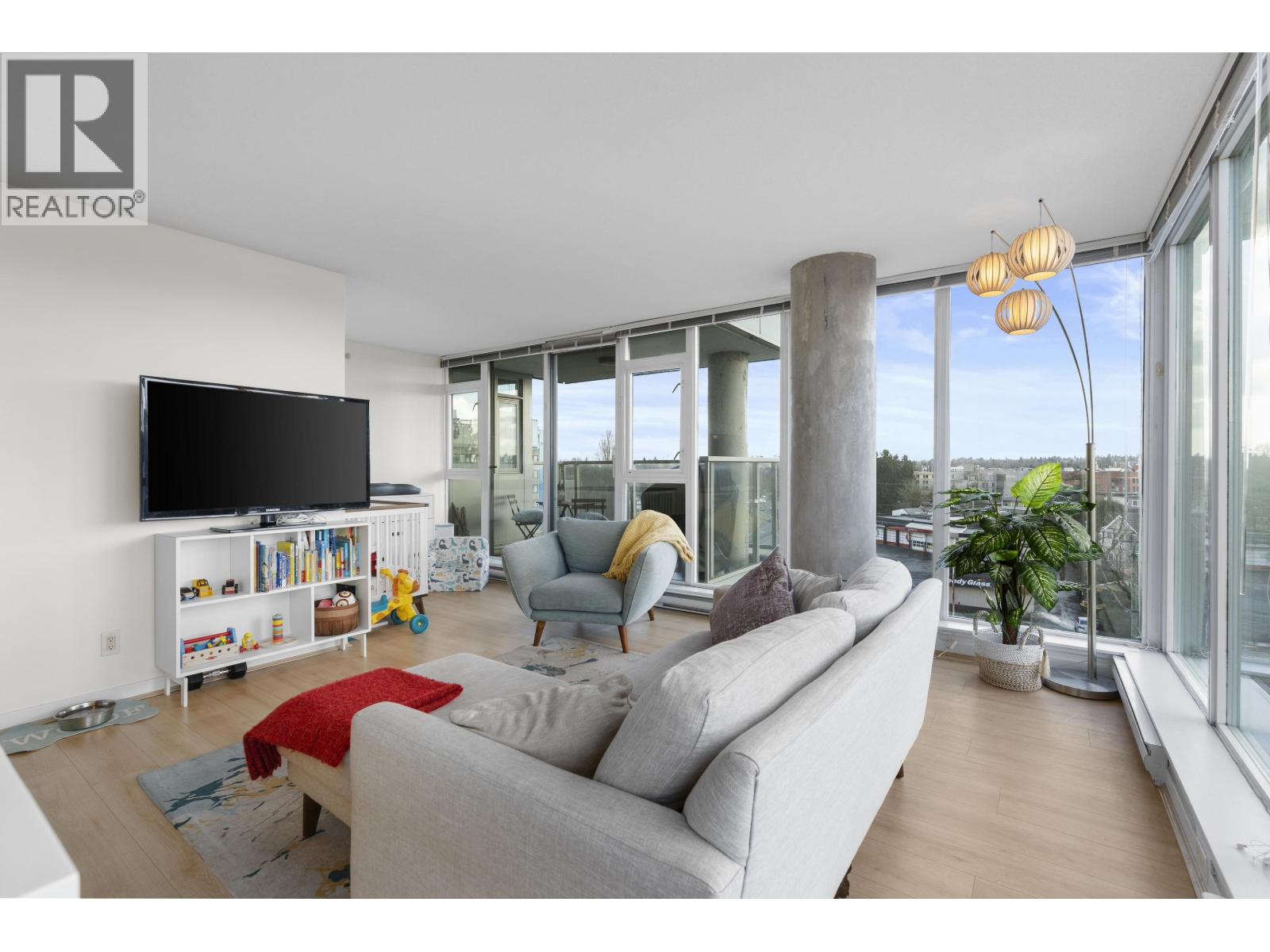 709 2770 Sophia Street Property Photo 4