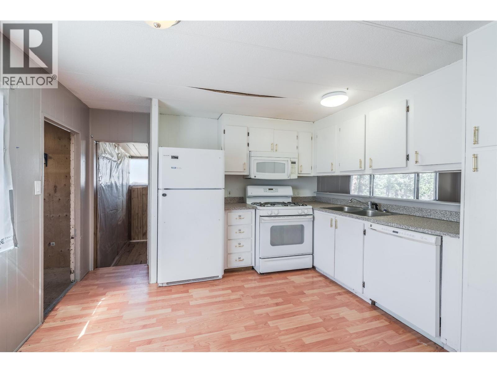 5469 Saunders Crescent Property Photo 3