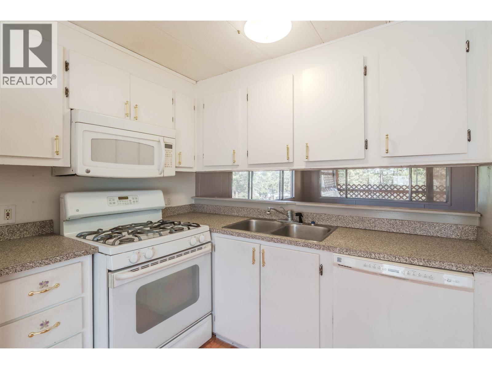 5469 Saunders Crescent Property Photo 4
