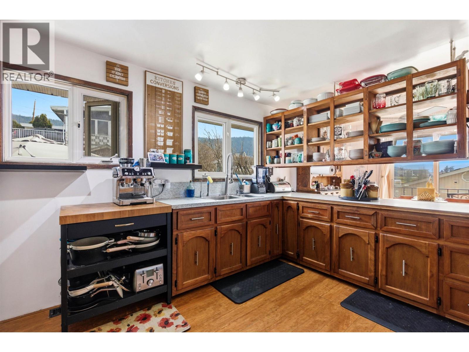 496 N Sixth Avenue Property Photo 11