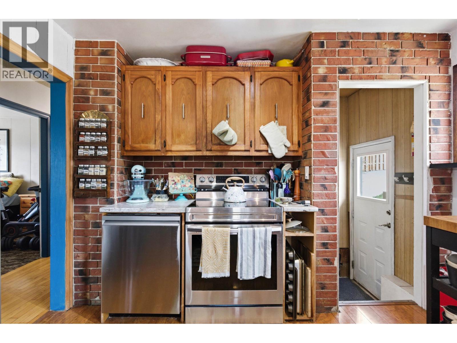 496 N Sixth Avenue Property Photo 12