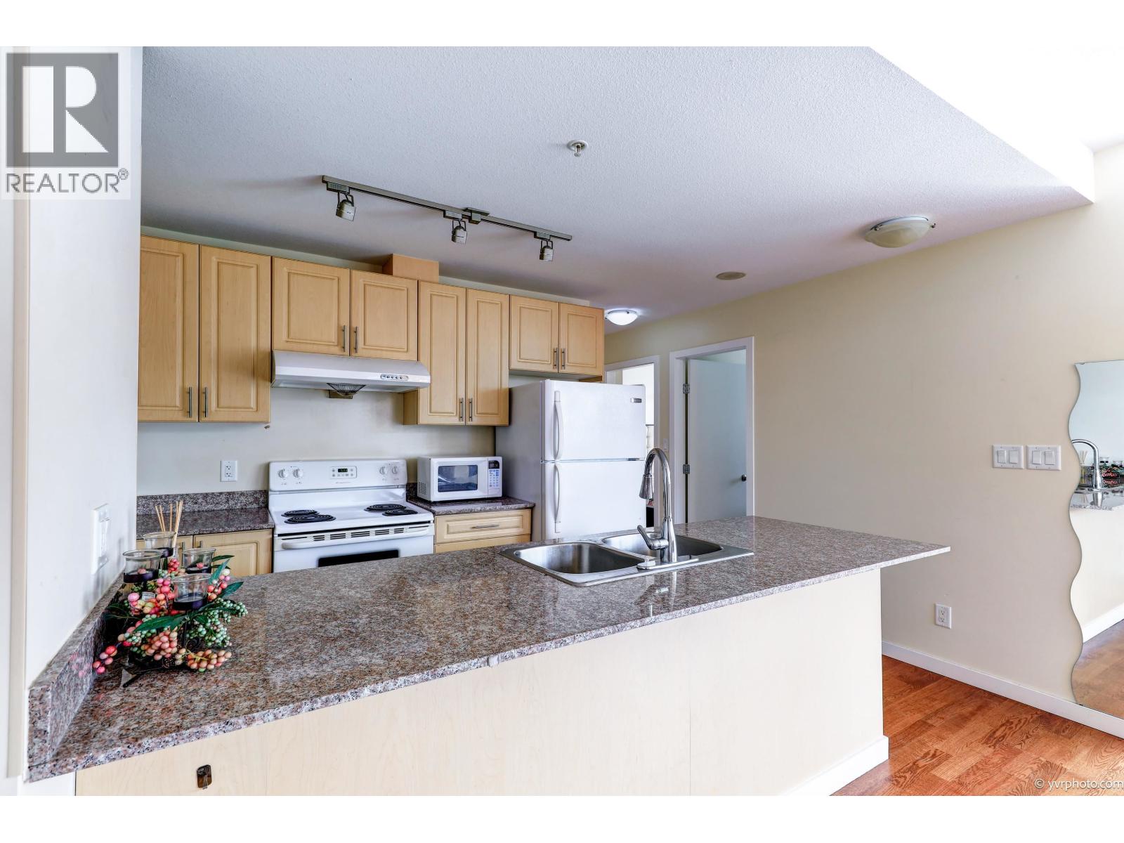 1005 6133 Buswell Street Property Photo 3