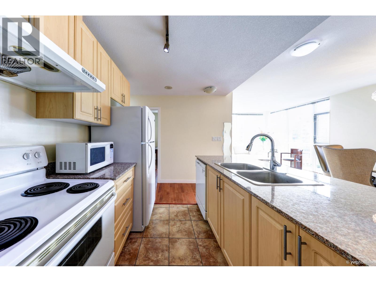 1005 6133 Buswell Street Property Photo 17