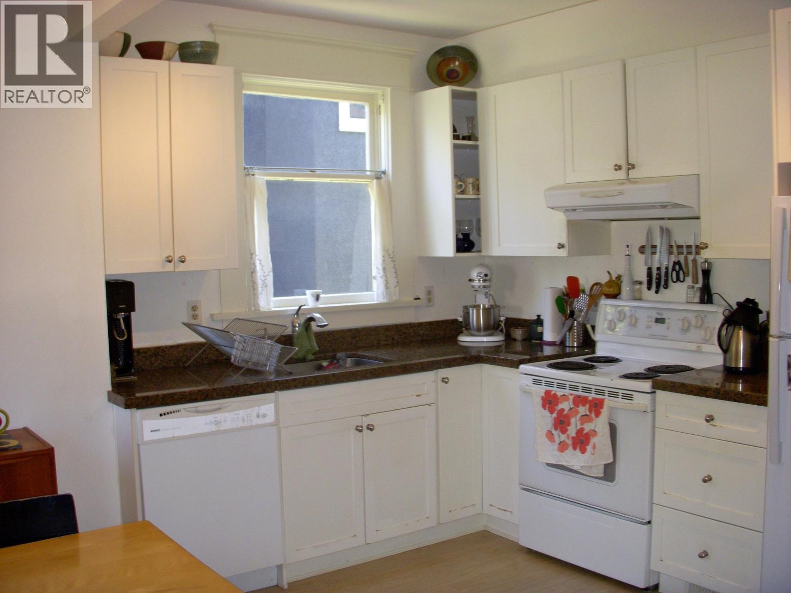 2043-2047 W 14th Avenue Property Photo 5