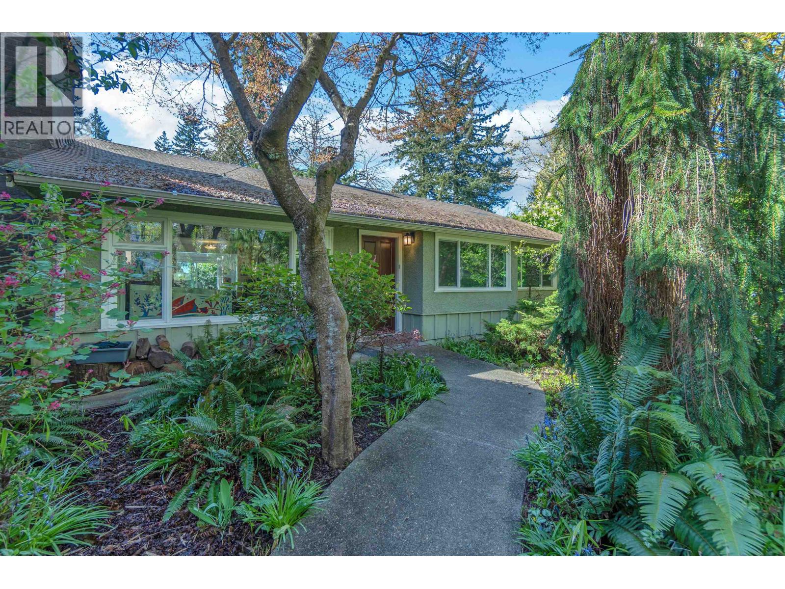 825 W 20th Street Property Photo 1