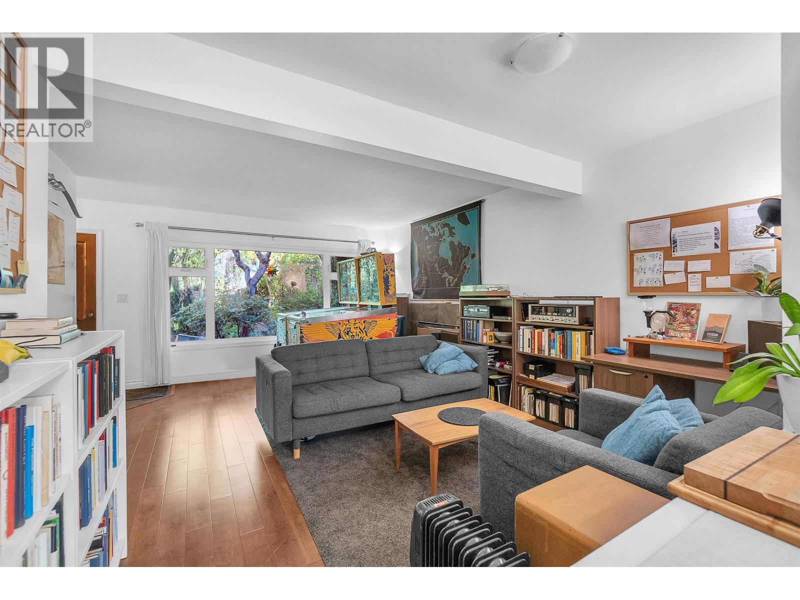 825 W 20th Street Property Photo 5