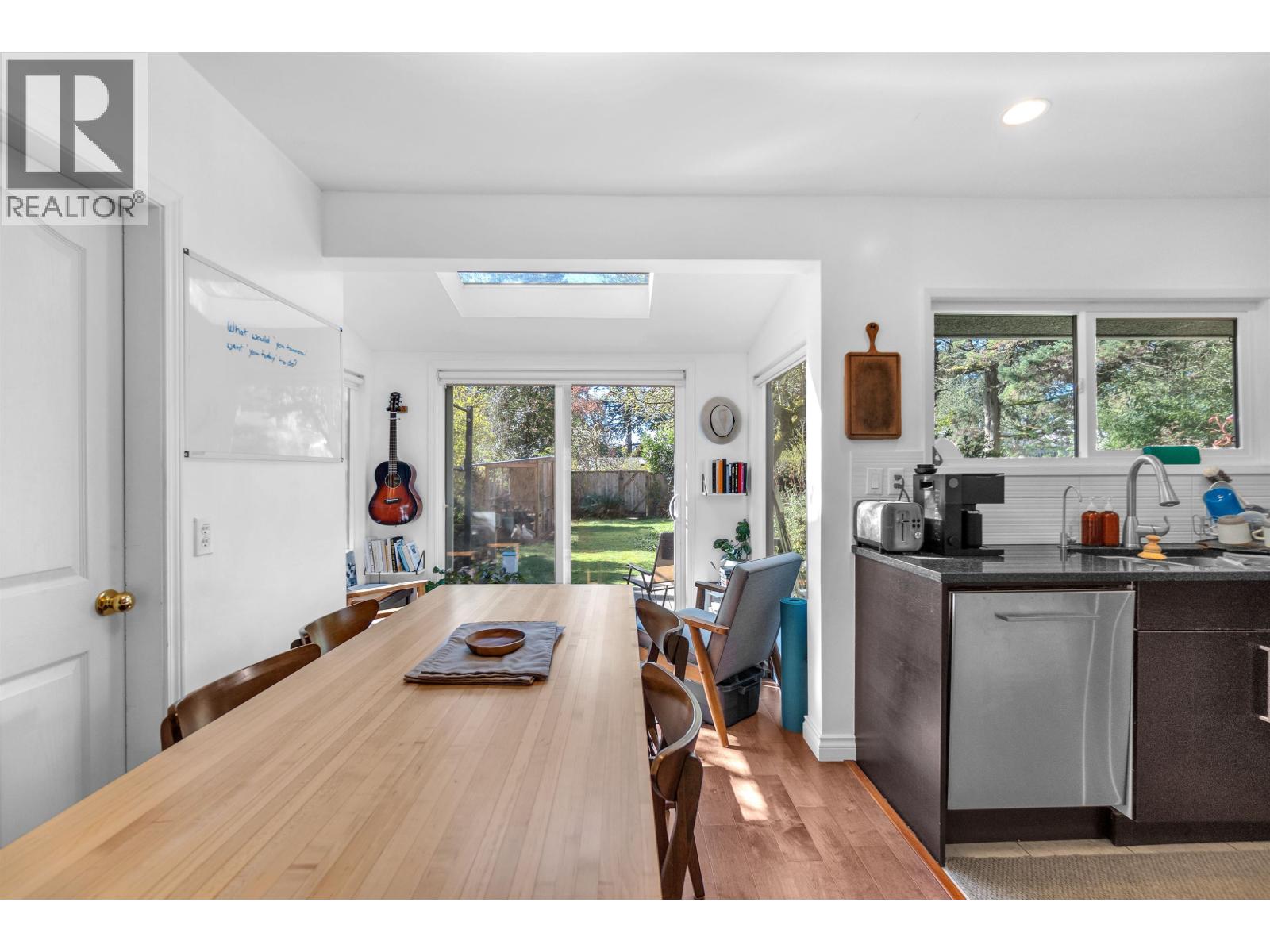 825 W 20th Street Property Photo 8