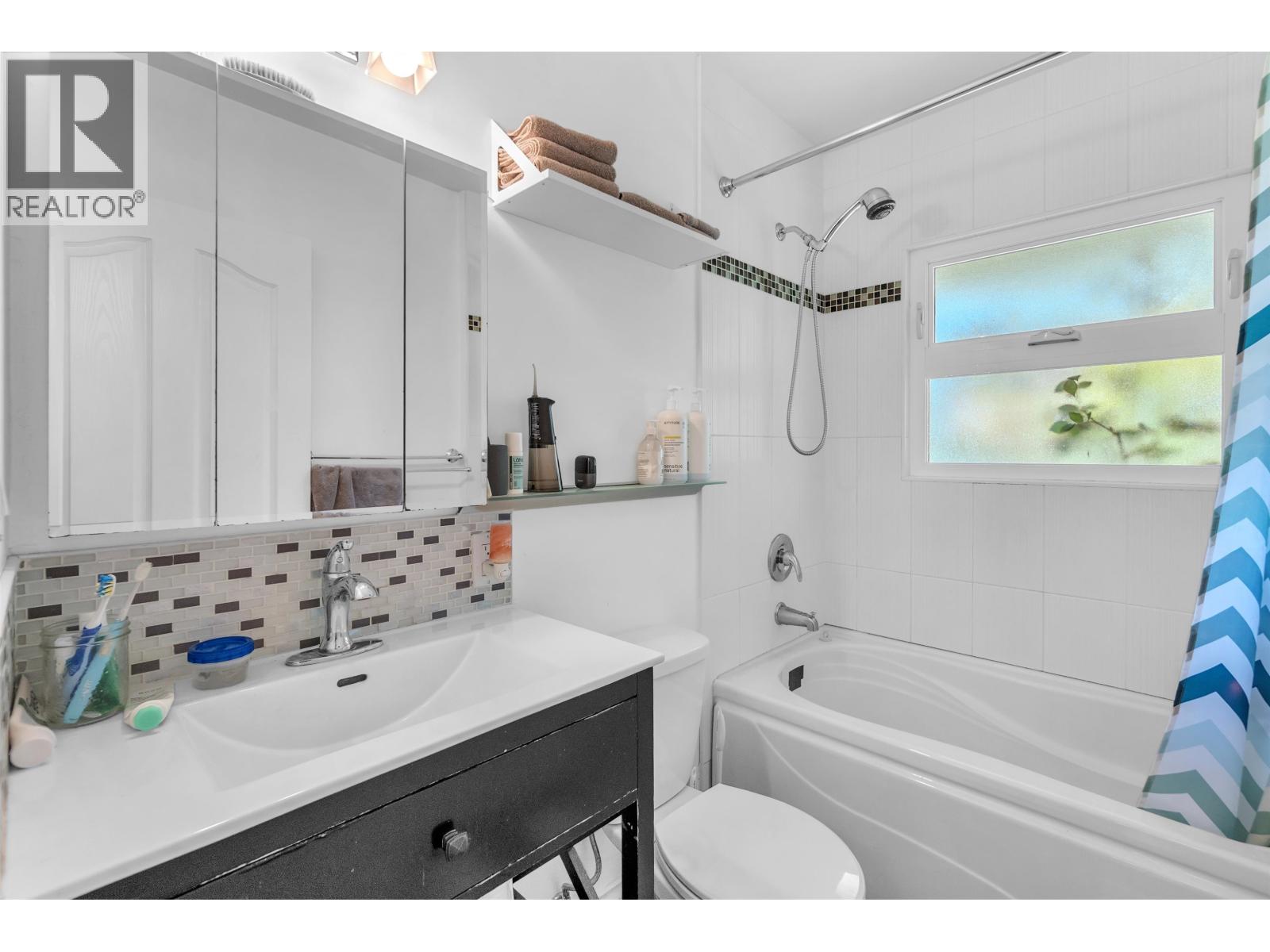 825 W 20th Street Property Photo 17