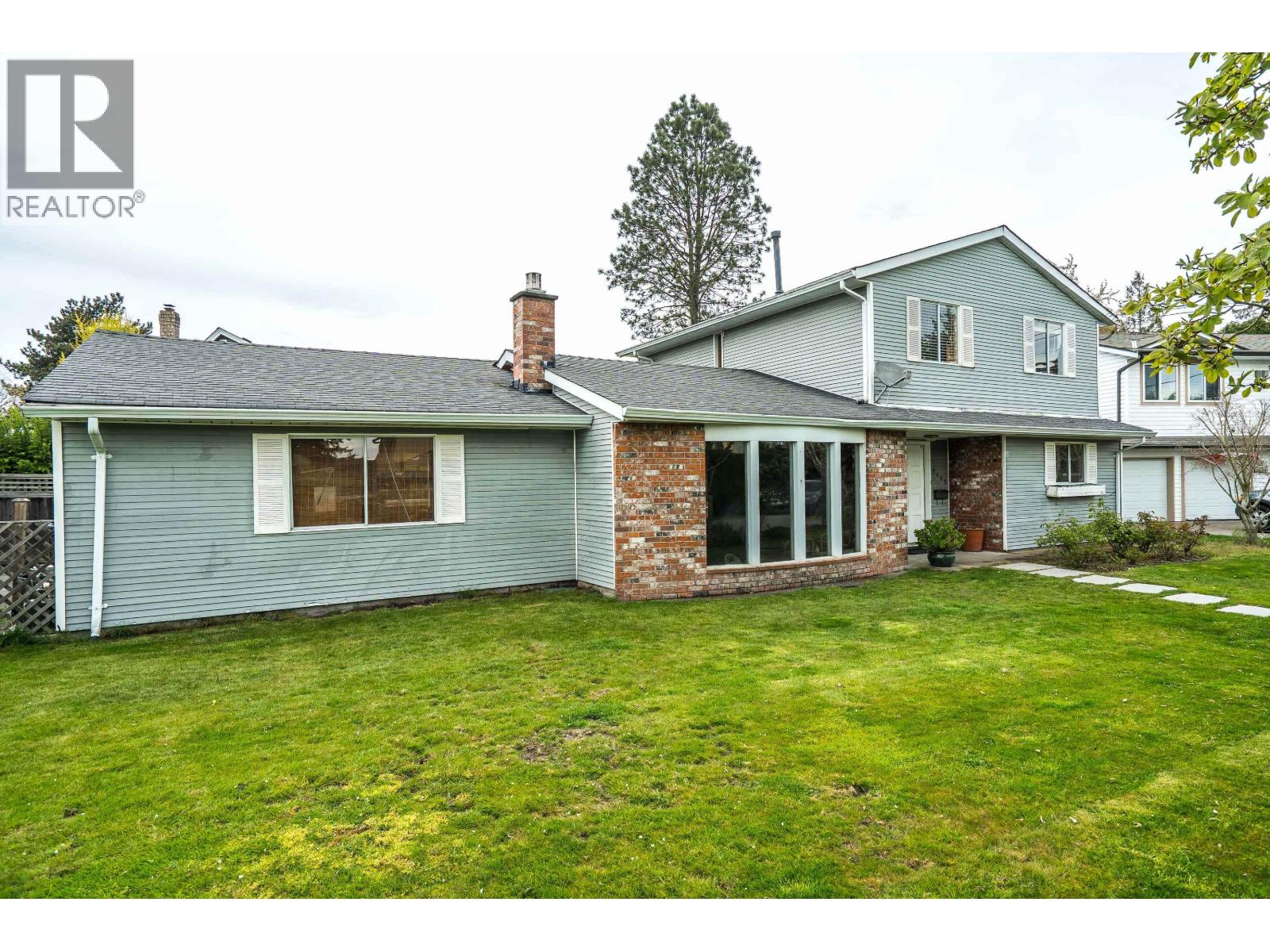 5463 50 AVENUE Property Photo 1