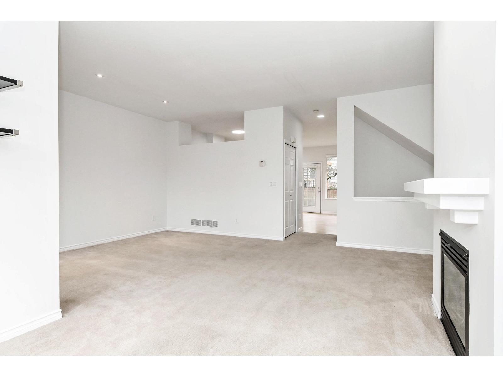 28 14959 58 Avenue Property Photo 5