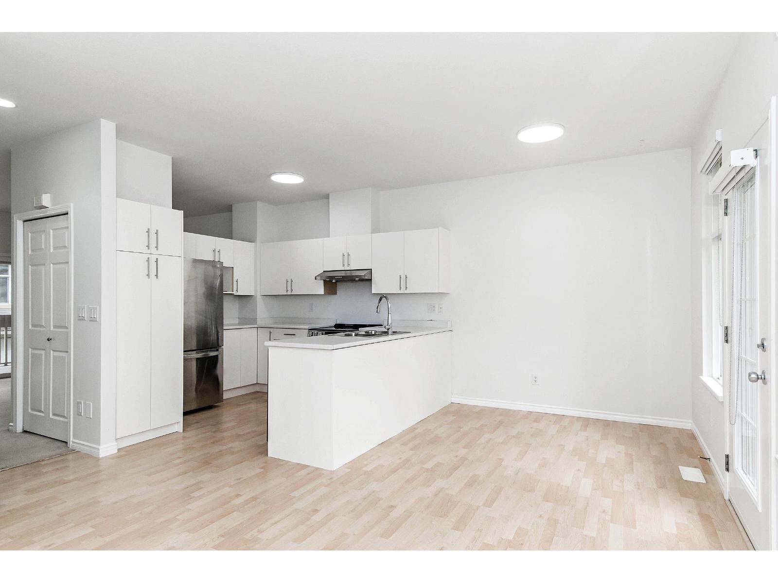 28 14959 58 Avenue Property Photo 8