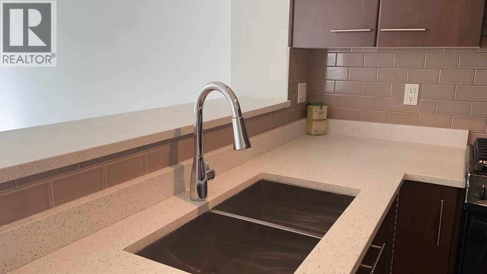 2309 5113 Garden City Road Property Photo 6