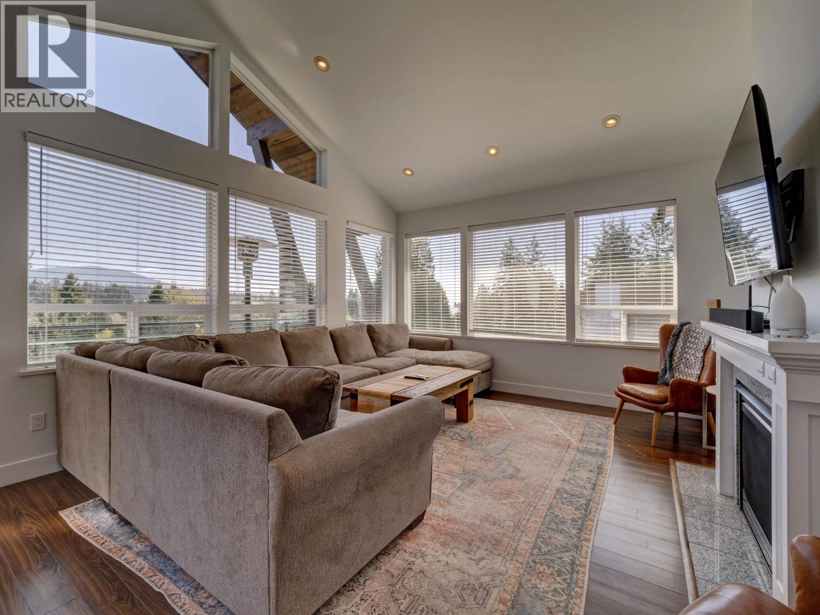 825 BAYVIEW HEIGHTS ROAD Property Photo 1