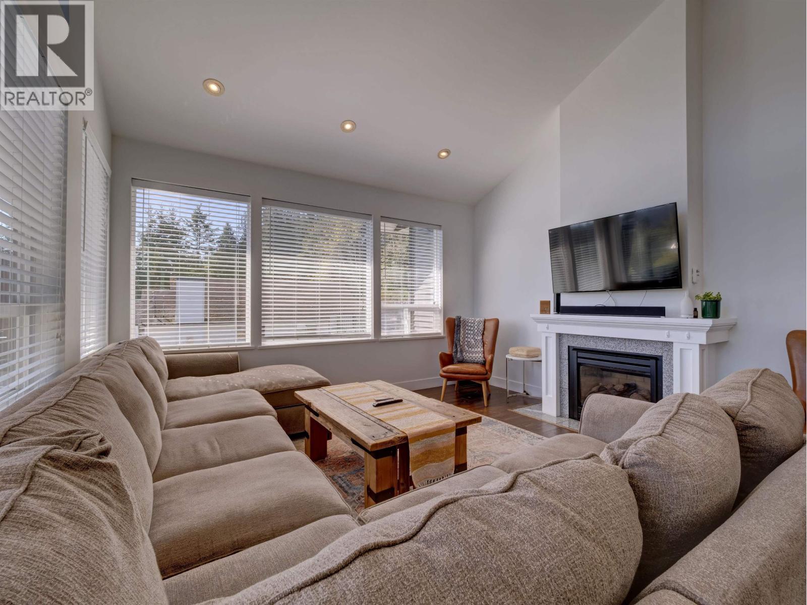 825 Bayview Heights Road Property Photo 2