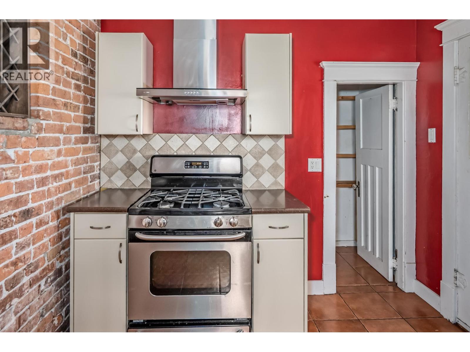 6085 QUEBEC STREET Property Photo 1