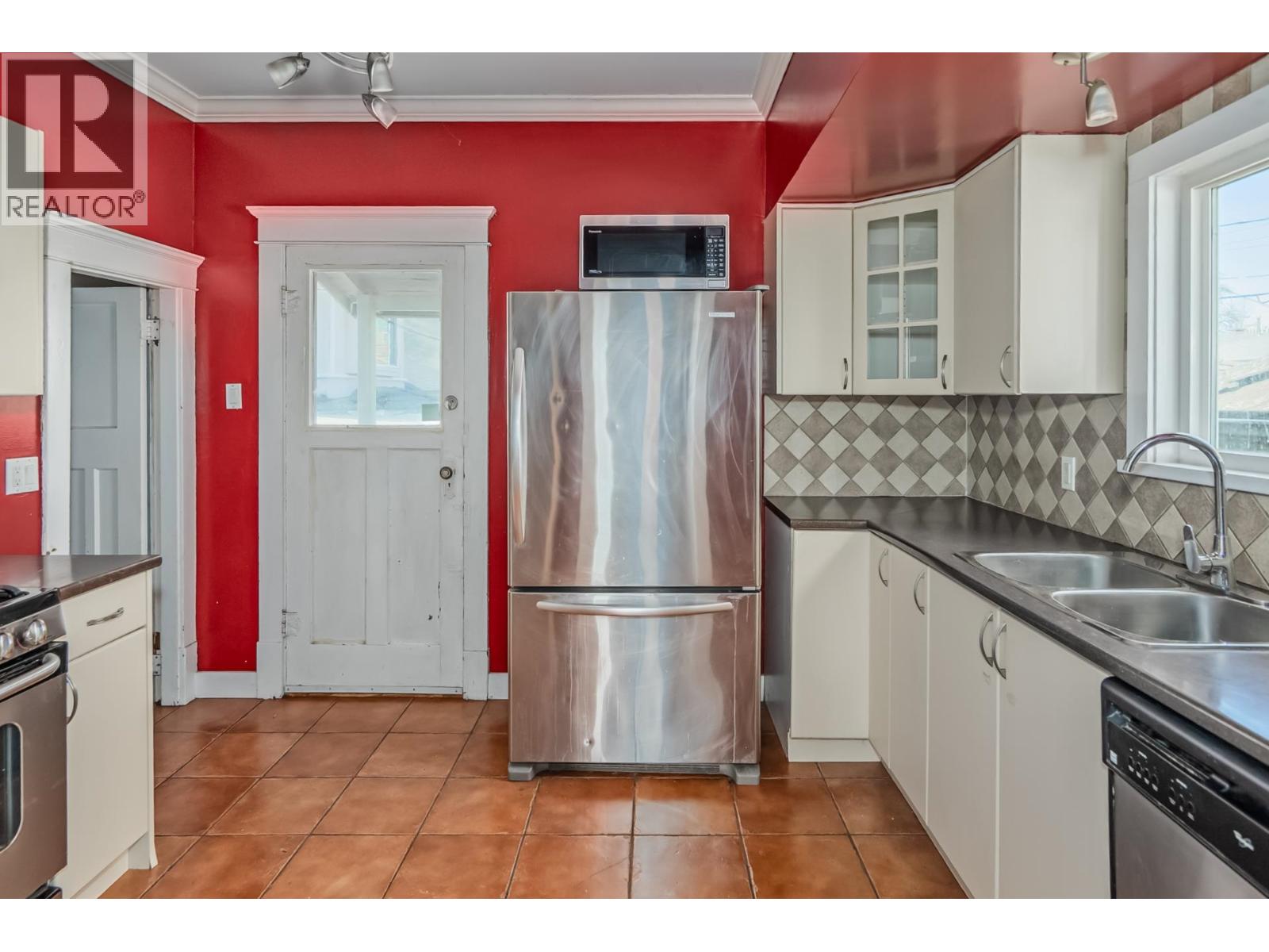 6085 Quebec Street Property Photo 17