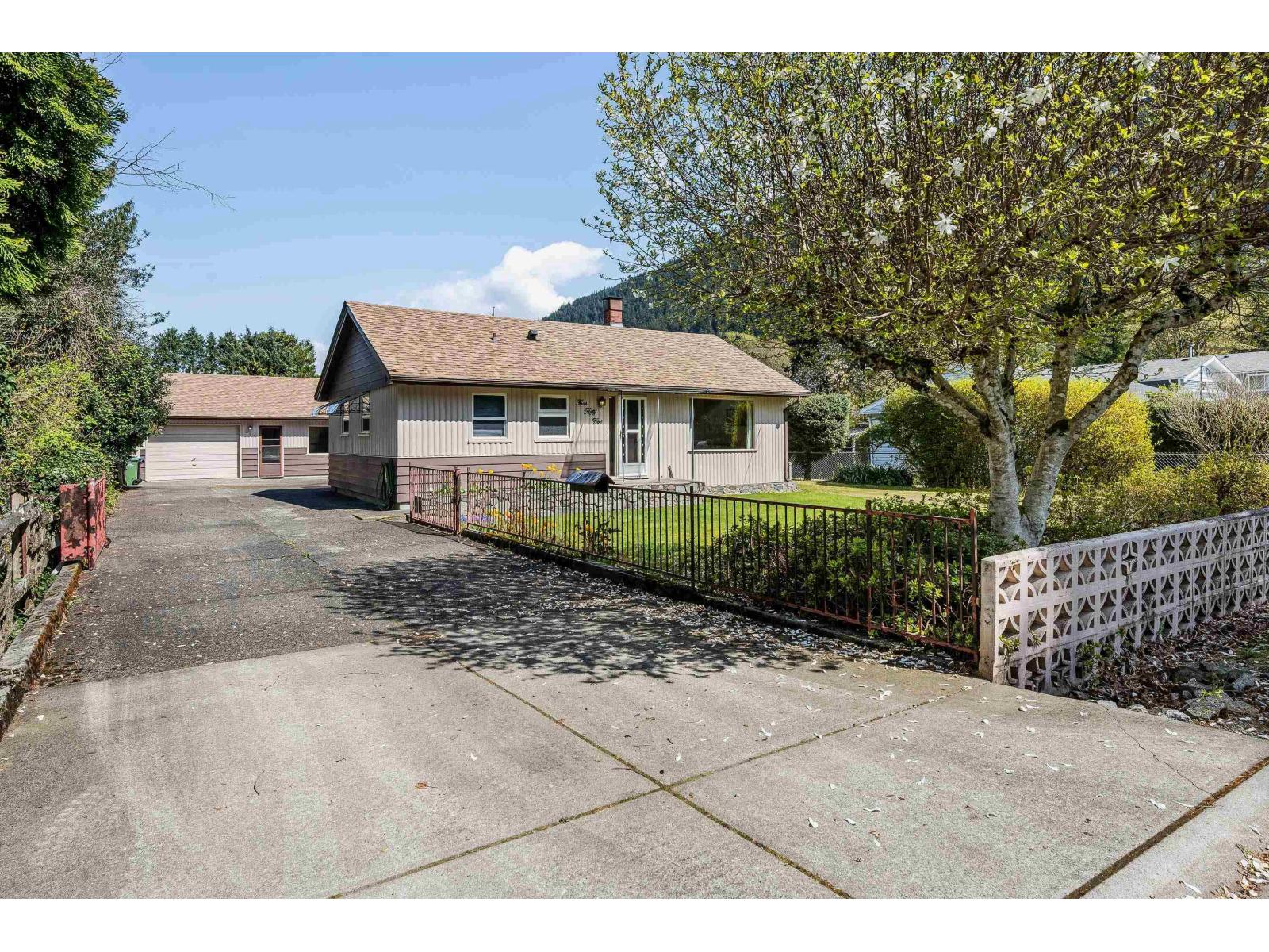 455 Pine Avenue Property Photo 1