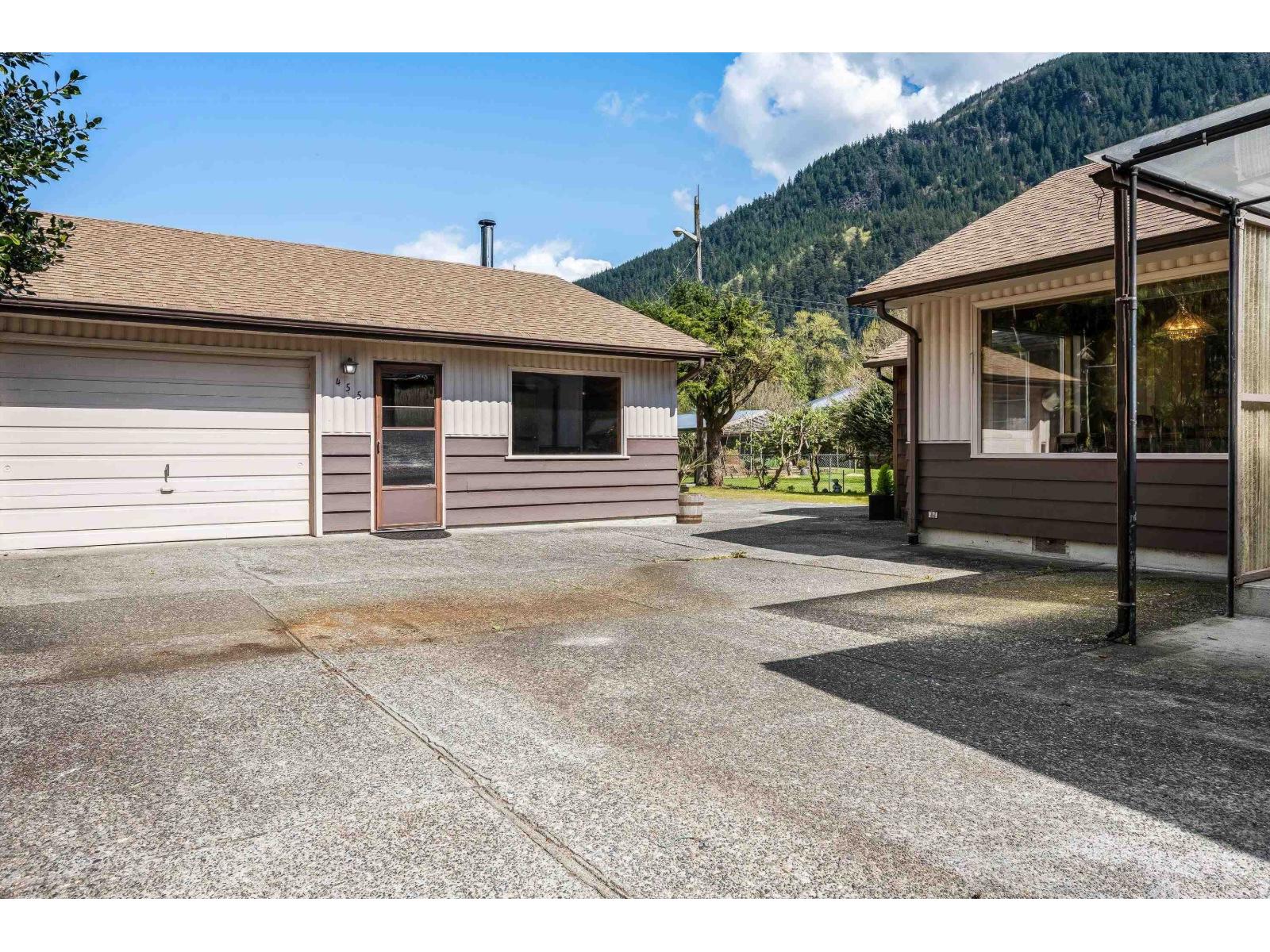 455 Pine Avenue Property Photo 22
