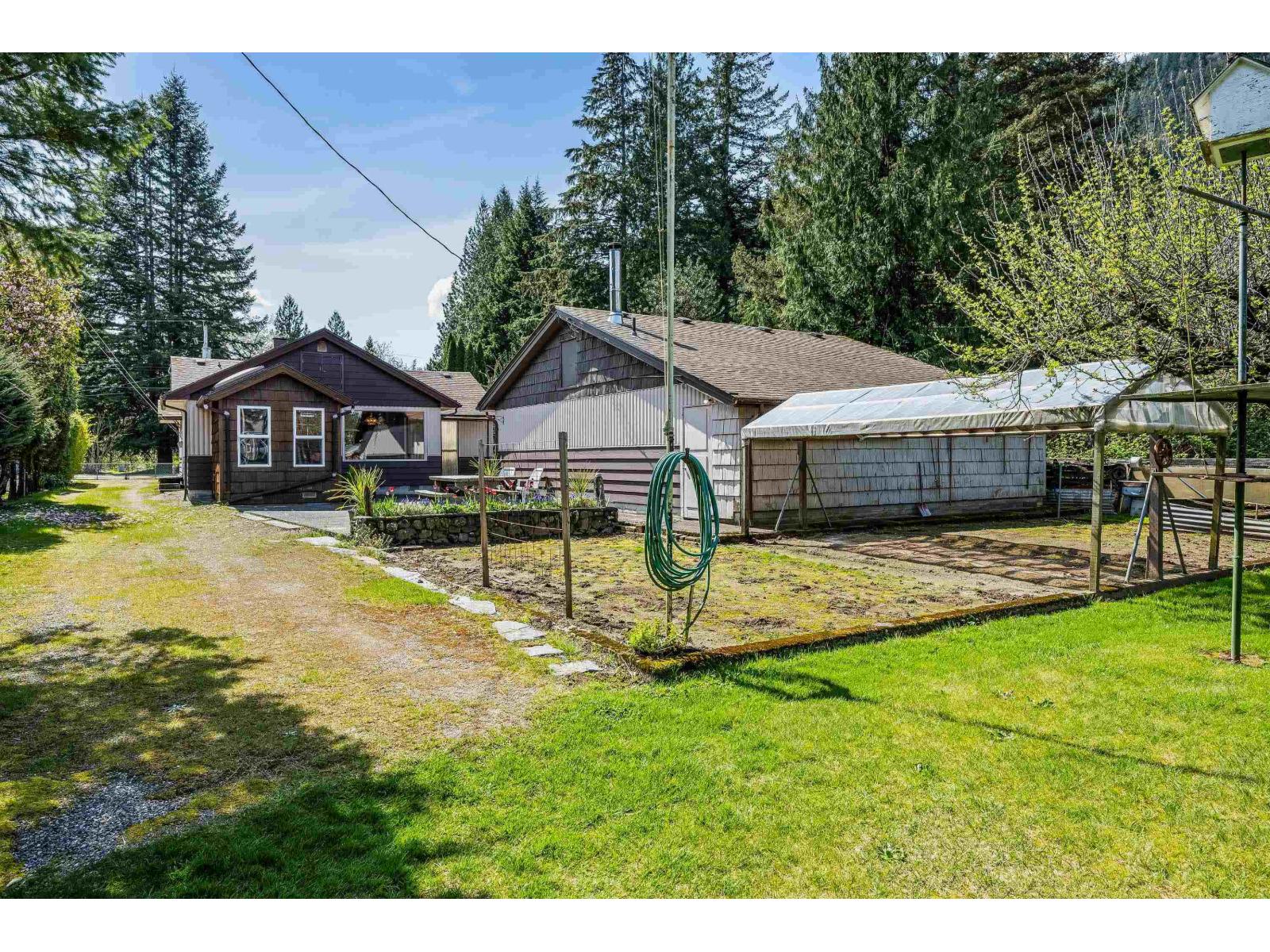 455 Pine Avenue Property Photo 25