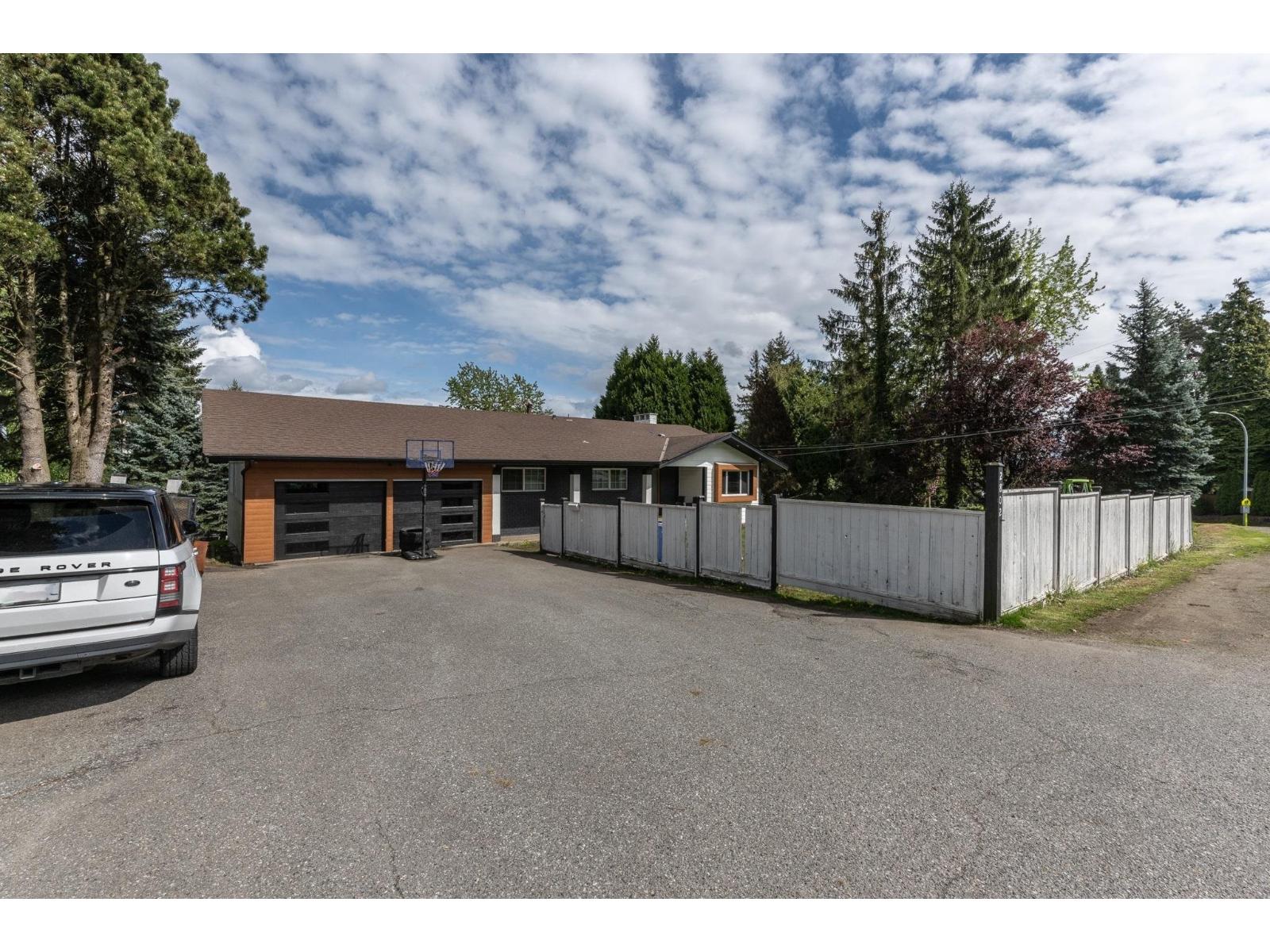 2802 Upland Crescent Property Photo 2
