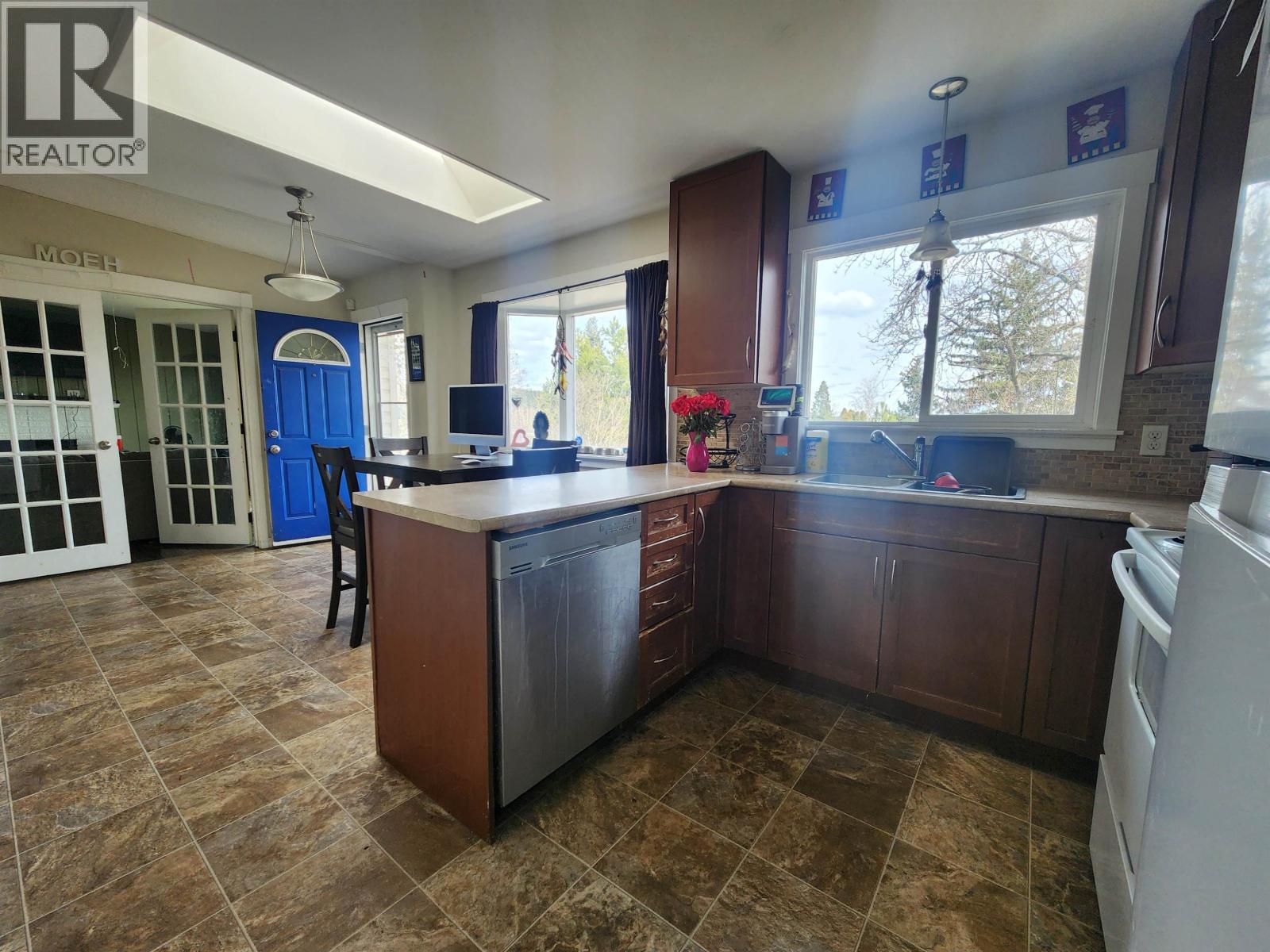 411 S Lyon Street Property Photo 3
