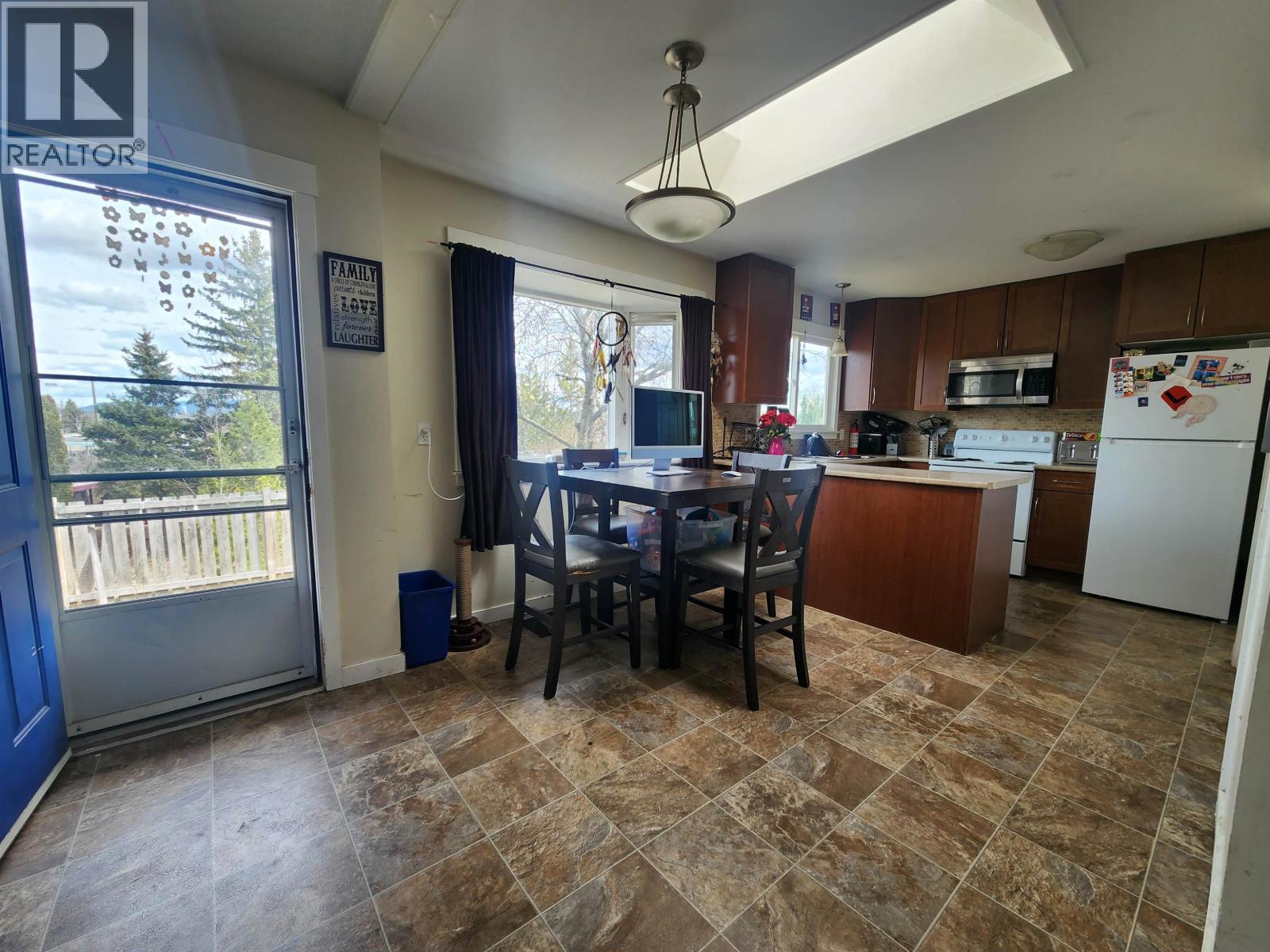 411 S Lyon Street Property Photo 4