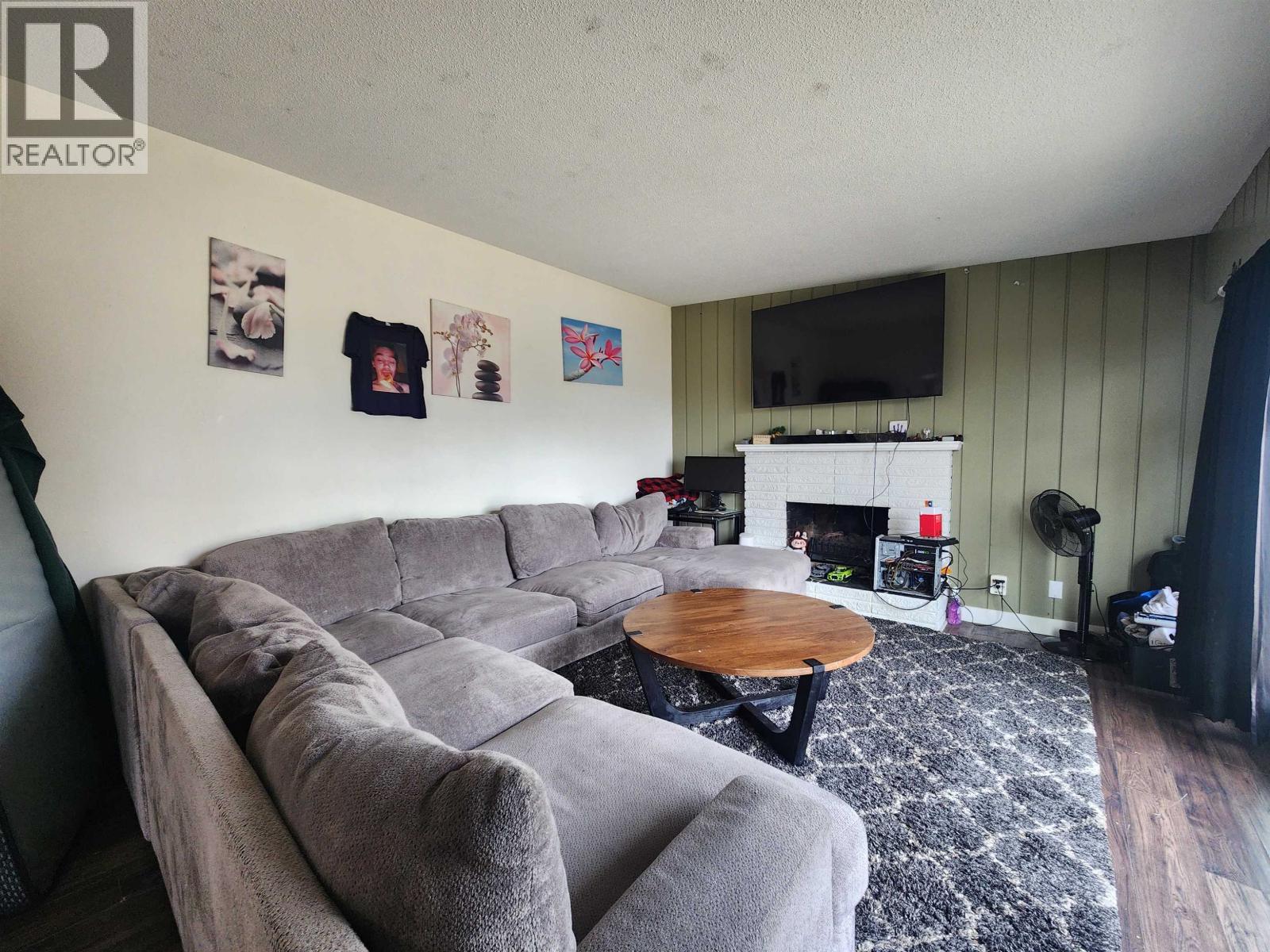 411 S Lyon Street Property Photo 5