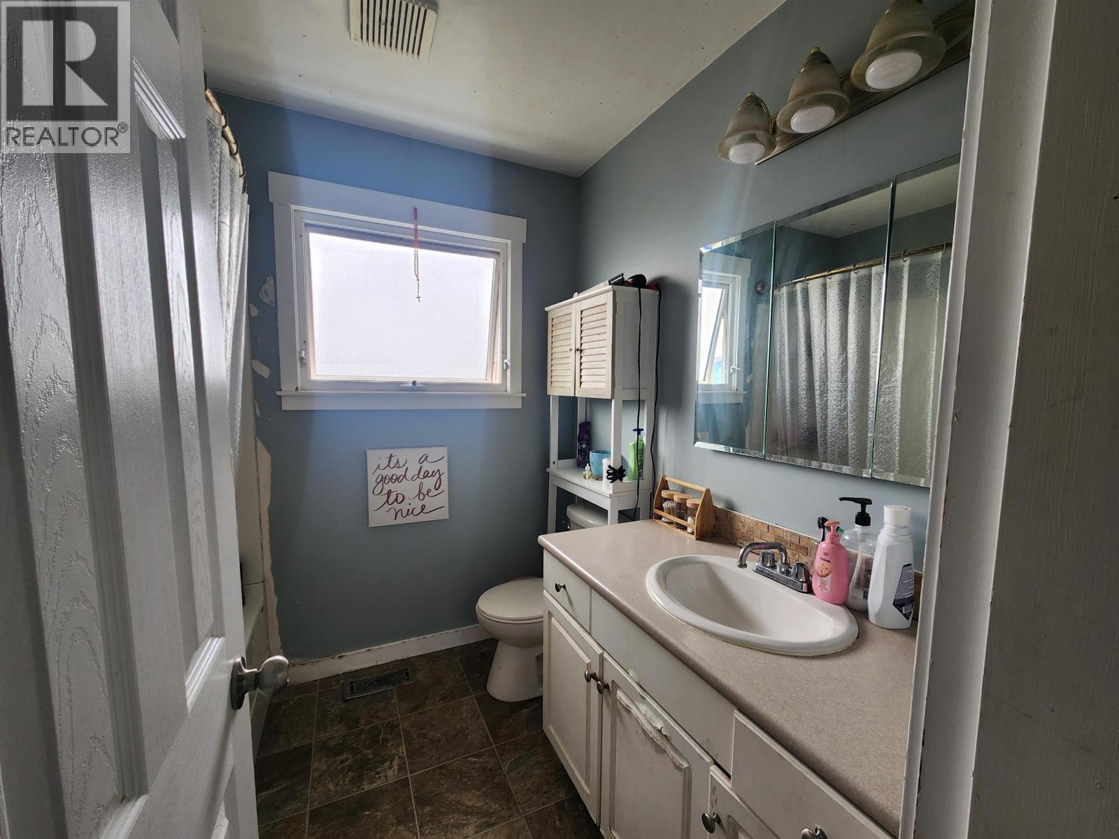 411 S Lyon Street Property Photo 7