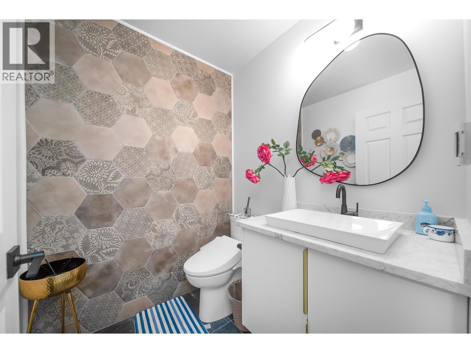 5186 10a Avenue Property Photo 3