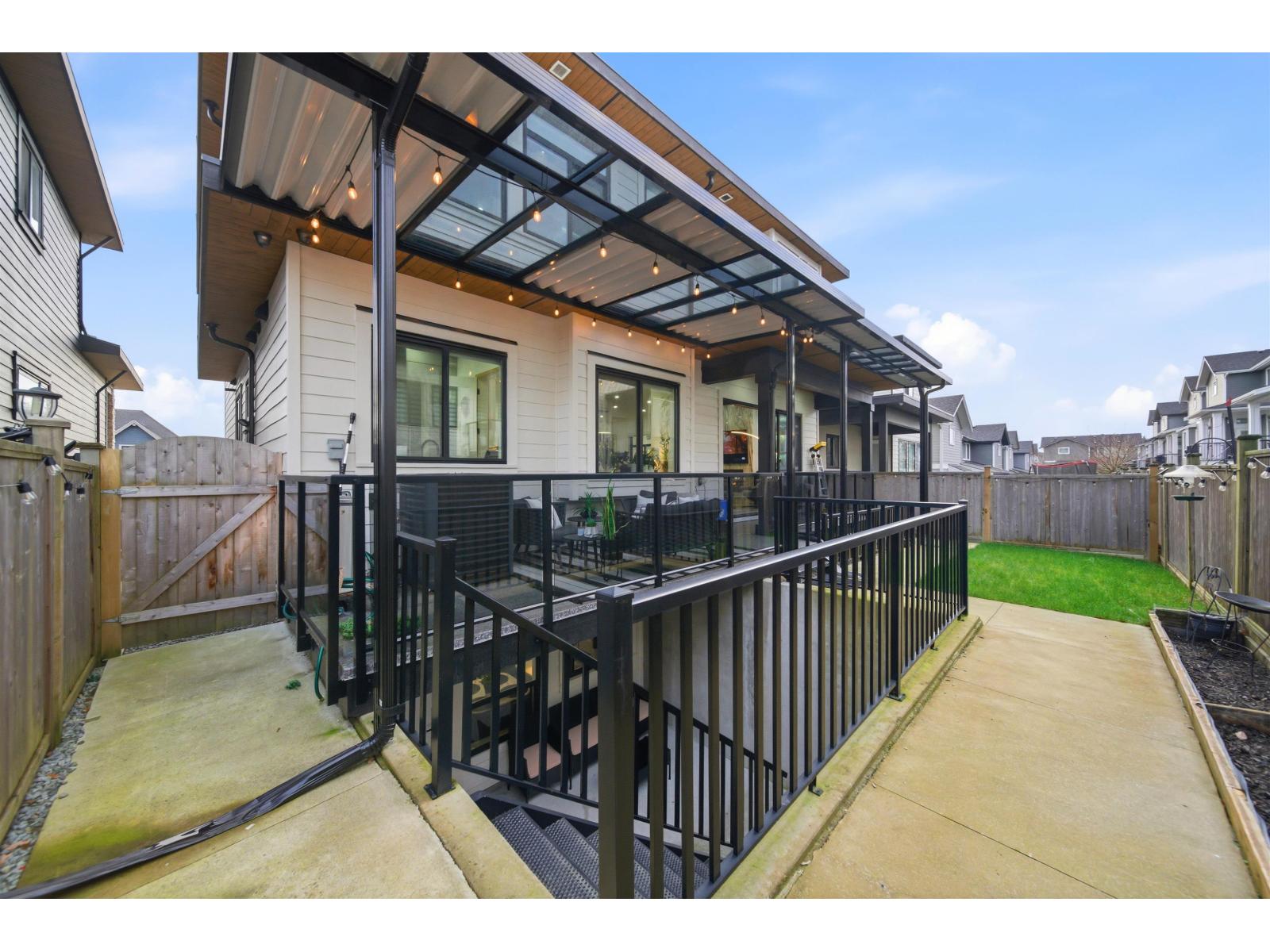 16767 18 Avenue Property Photo 29
