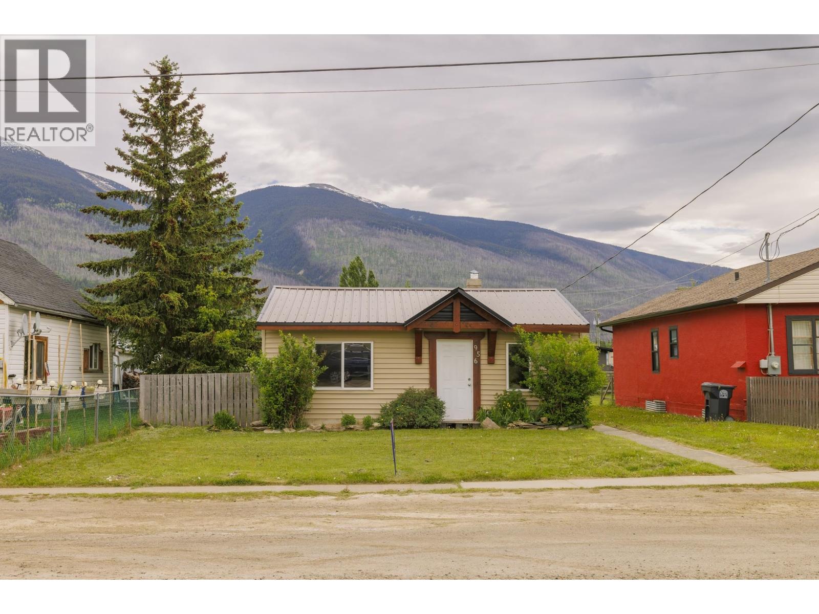 956 4th Avenue Property Photo 1
