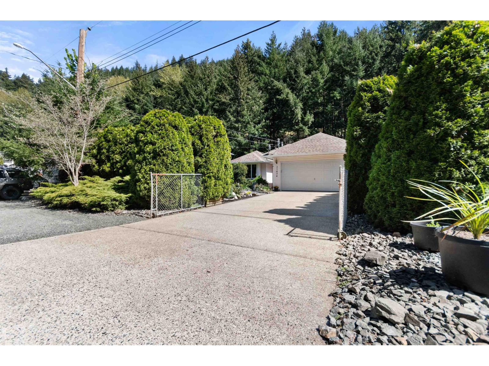 21454 Richmond Drive Property Photo 3