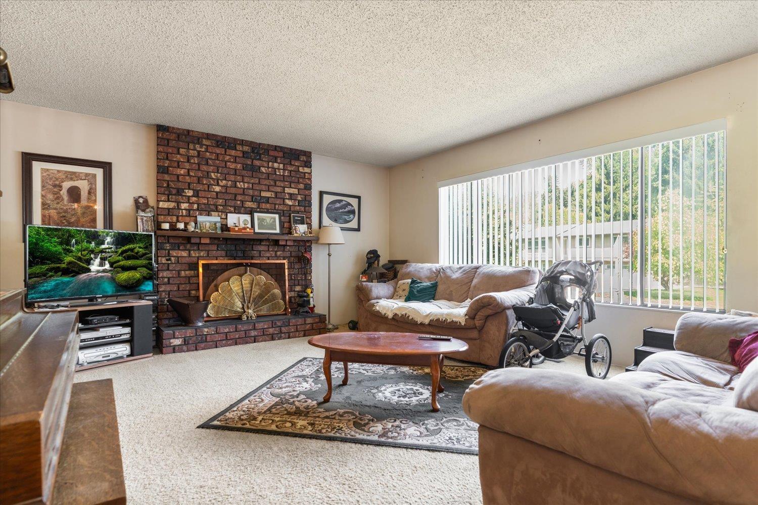 19426 63a Avenue Property Photo 3