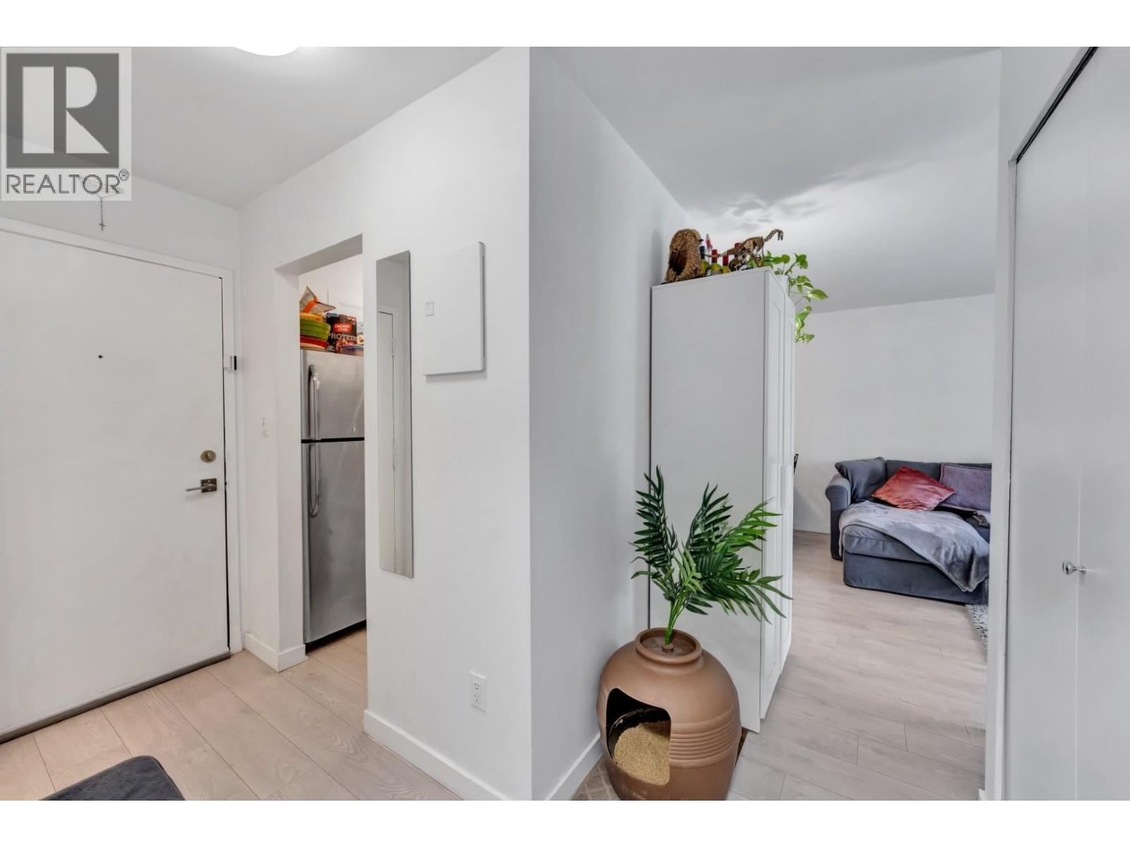 304 9847 Manchester Drive Property Photo 3
