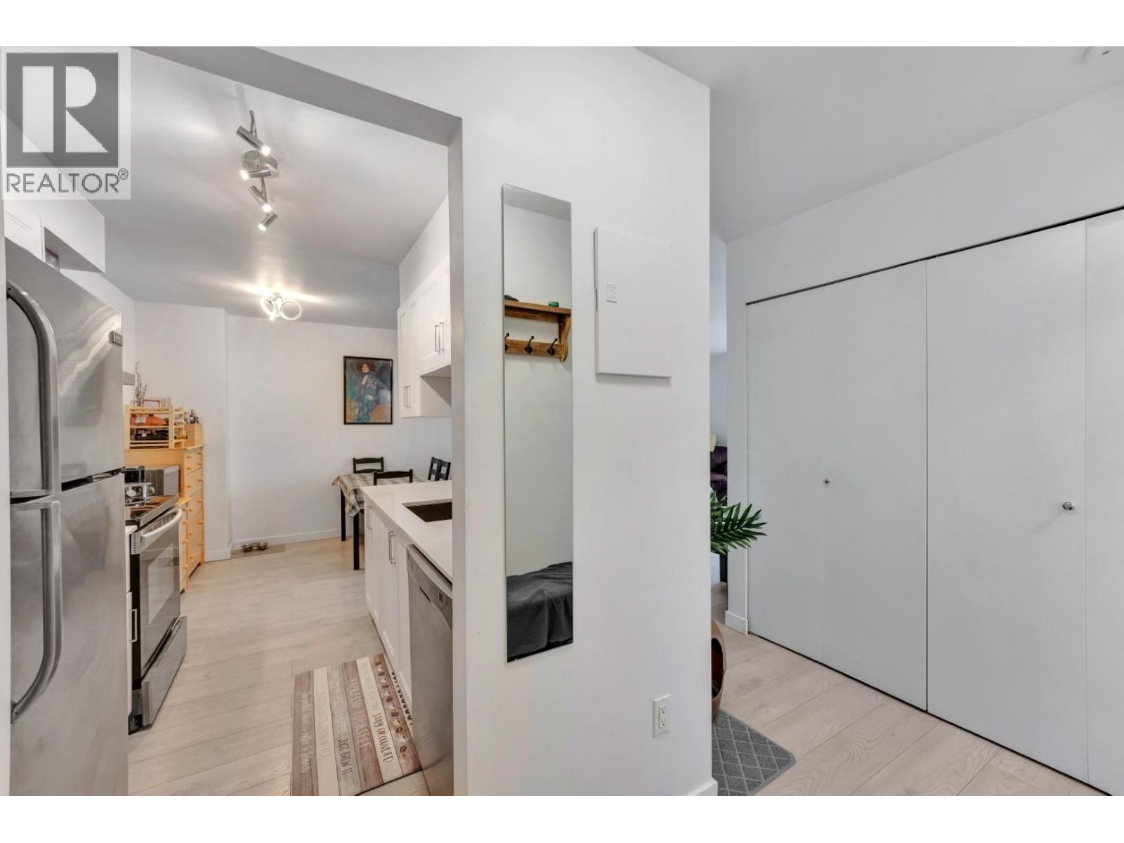 304 9847 Manchester Drive Property Photo 4