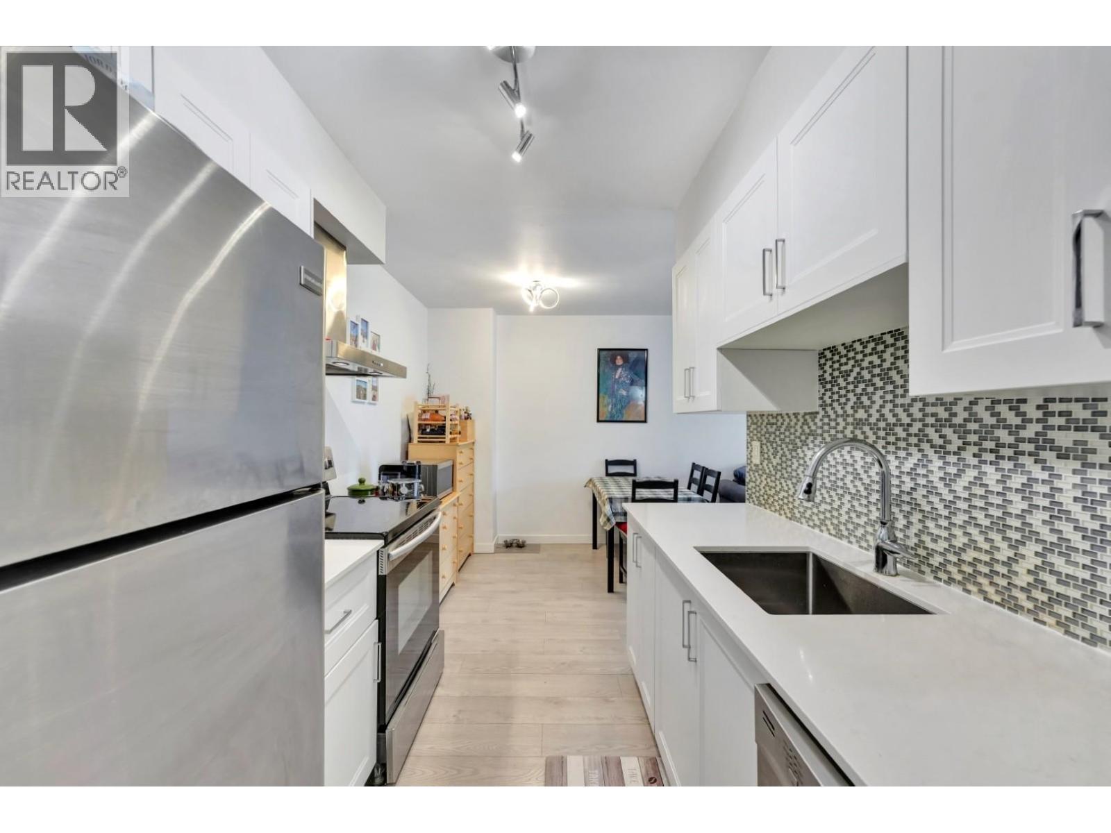304 9847 Manchester Drive Property Photo 5