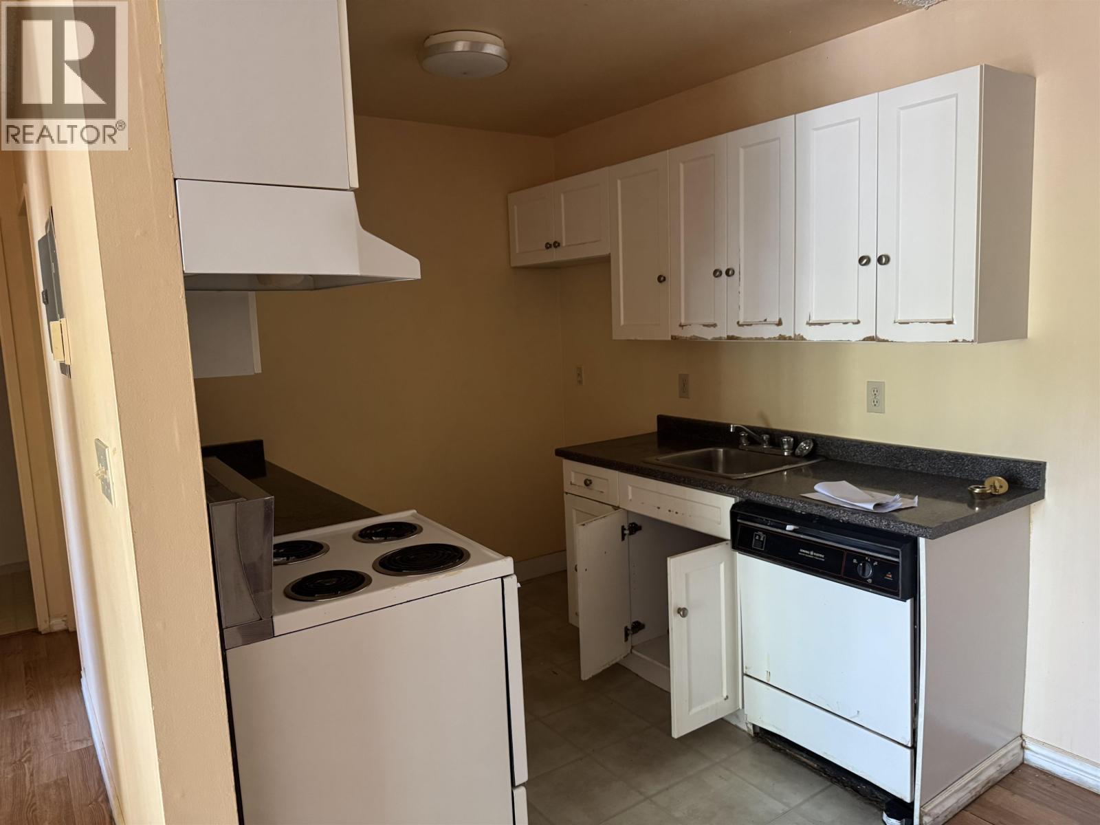 201 7280 Lindsay Road Property Photo 2
