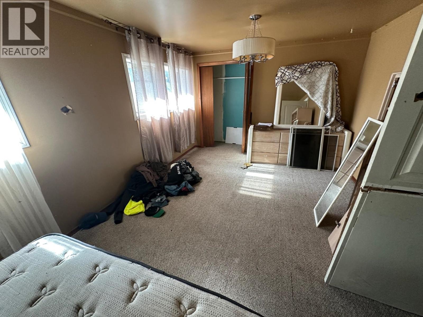 10239 98 Street Property Photo 7