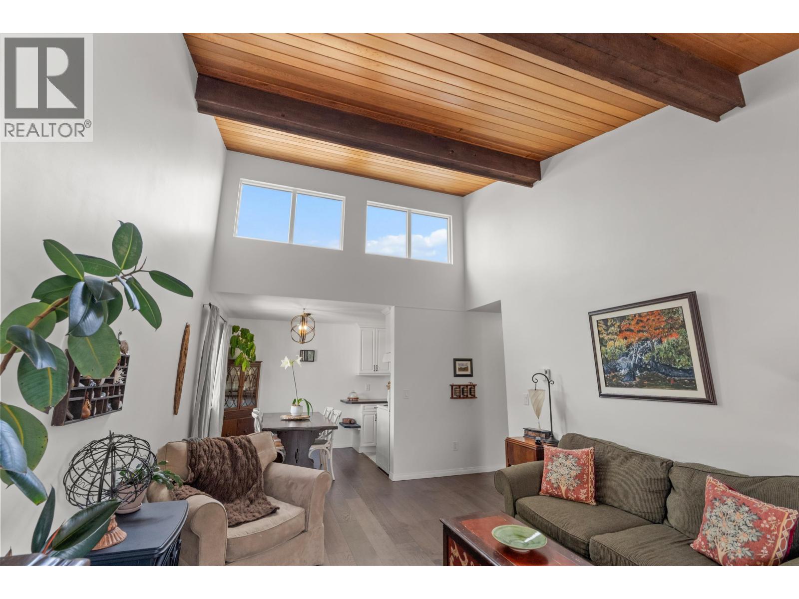 301 5553 16 Avenue Property Photo 1
