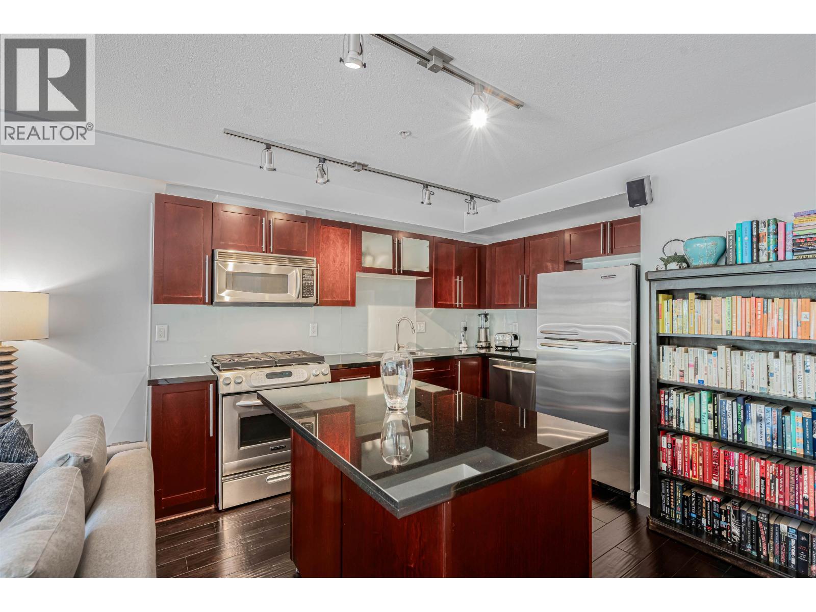 207 122 E 3rd Street Property Photo 5