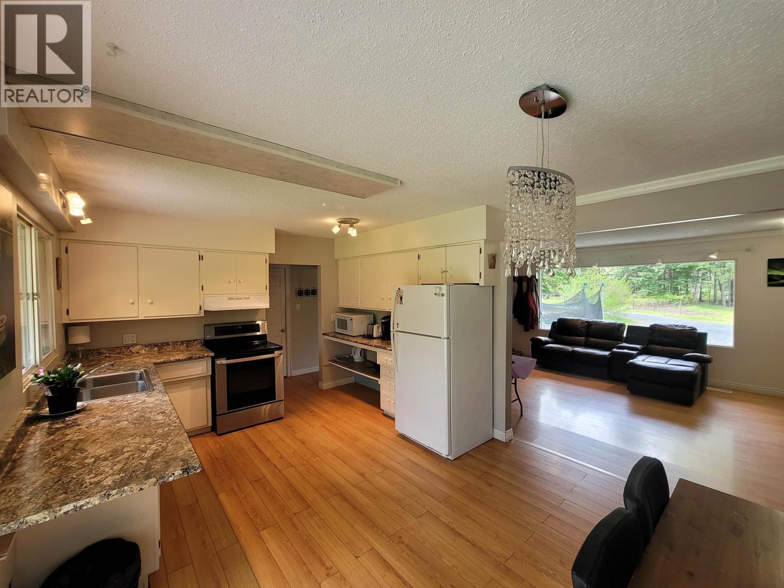 2158 Grandview Drive Property Photo 5