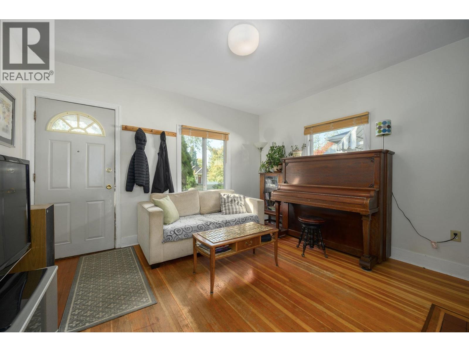 2633 Venables Street Property Photo 4
