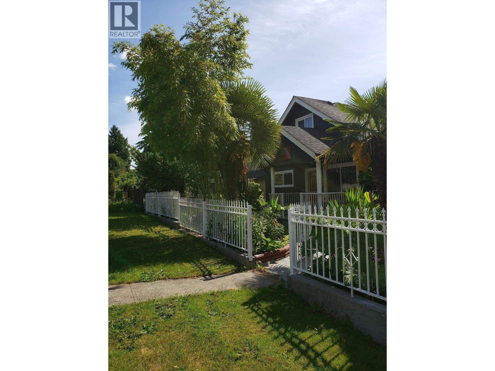 4407 Nanaimo Street Property Photo 5