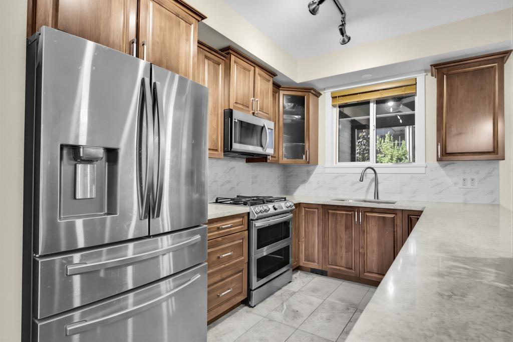 9 8567 204 Street Property Photo 6