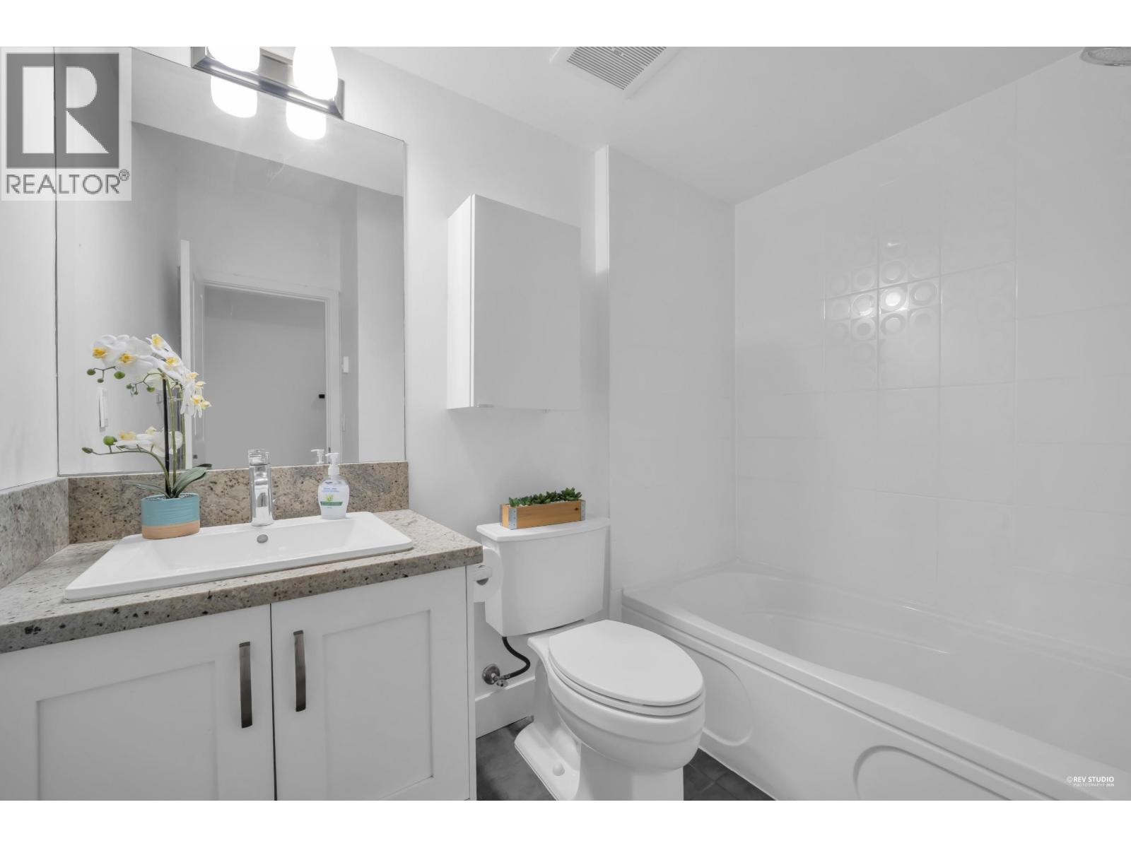 33 1299 Coast Meridian Road Property Photo 4